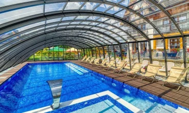 Nad basenem jest specjalne zadaszenie chroniące przed wiatrem czy deszczem