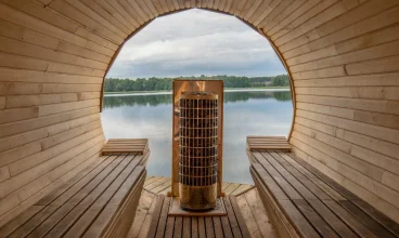 Unikalną atrakcją hotelu jest sauna fińska nad samym brzegiem jeziora