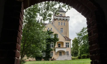 Zamek Nowęcin to odrestaurowana rezydencja położona nad brzegiem jeziora