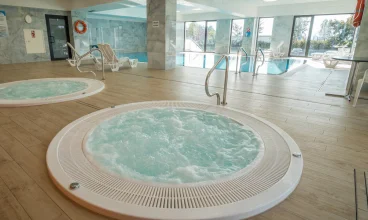 W sali basenowej jest strefa z relaksującymi jacuzzi