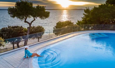 Hotel dysponuje basenem z pięknym widokiem na morze i zachody słońca