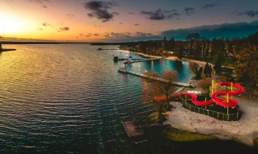 Tuż obok znajdują się strzeżone plaże, pomost, kąpielisko i zjeżdżalnia