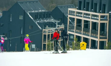 Tuż obok domków są poprowadzone trasy narciarskie