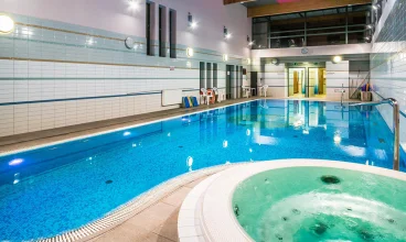 Goście mogą korzystać ze strefy basenowej z jacuzzi i sauną