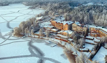 Hotel jest położony nad jeziorem Czos, blisko słynnego amfiteatru w Mrągowie