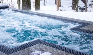 Zewnętrzne jacuzzi pozwala na relaks niezależnie od pory roku