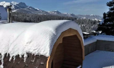 Przy obiekcie mieści się widokowa sauna