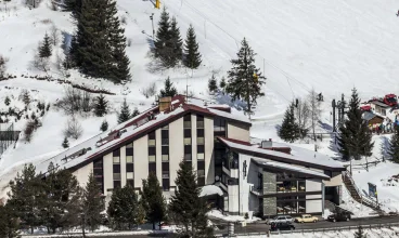 Hotel jest położony bezpośrednio obok stoku narciarskiego