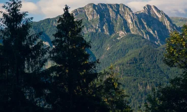 Z obiektu widać Giewont oraz inne tatrzańskie szczyty i granie