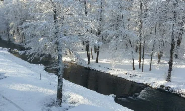 Hotel Mir-Jan jest położony nad brzegiem rzeki Biała Lądecka