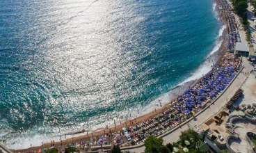 Plaża Miejska w Petrovacu znajduje się 3 minuty spacerem od hotelu