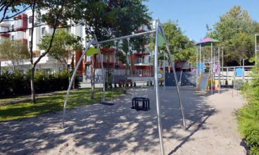 Na terenie obiekty przygotowano bezpieczny i urozmaicony plac zabaw