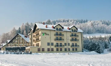 Hotel położony jest w sercu Beskidu Śląskiego w pobliżu ośrodków narciarskich