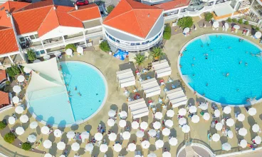 Hotel wyróżnia największy kompleks zewnętrznych basenów w okolicy