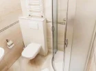 W prywatnej łazience znajduje się prysznic, suszarka do włosów