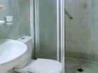 Każdy pokój posiada własną łazienkę z kabiną prysznicową