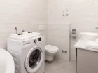 Apartament z widokiem na morze posiada pralkę w łazience i zmywarkę w kuchni