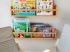 W sali zabaw jest biblioteczka dla najmłodszych czytelników i słuchaczy