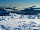 Obiekt jest położony 1 km od wyciągu i szlaku na Szrenicę