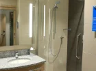 Każdy pokój posiada prywatną łazienkę z kabiną prysznicową