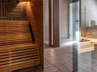 Obok znajdują się sauny: sauna sucha i innowacyjna sauna na podczerwień