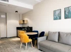 Każdy apartament ma stolik z krzesłami