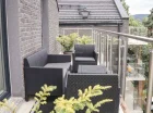 Każdy apartament posiada własny balkon z meblami ogrodowymi
