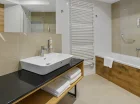 Każdy pokój posiada nowoczesną łazienkę z ręcznikami i kosmetykami