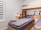 Mniejsza sypialnia posiada trzy łóżka idealne dla dzieci