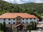 Hotel jest malowniczo położony w podgórskiej okolicy, przy granicy ze Słowacją