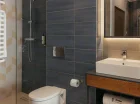 Łazienki wyposażone są w kabiny prysznicowe oraz suszarki do włosów