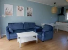 Na parterze każdego domku mieści się salon z rozkładaną sofą