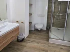 Każdy pokój posiada łazienkę z pełnym węzłem sanitarnym