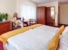 Klasycznie urządzone pokoje są wyposażone w TV, telefon, Wi-Fi, sejf, lodówkę