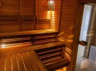 Goście mają też do swojej dyspozycji saunę, łaźnię oraz jacuzzi