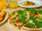 W restauracji można spróbować różnorodnych dań, także pizzy