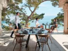 Taras restauracyjny ma widok na wody Adriatyku