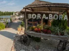 Letnia restauracja grillowa Bora Bora znajduje się przy samym jeziorze