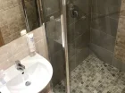 Łazienki są wyposażone w kabinę prysznicową