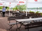 Taras przy restauracji gwarantuje wspaniały widok na jezioro Czos