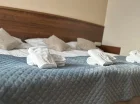 Pokoje wyposażone są w: TV, Wi-Fi, biurko, szafę, stolik oraz krzesła