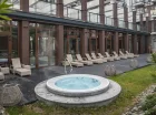 Hotel posiada łącznie 3 jacuzzi, strefę saun, strefę relaksu z tężnią solankową