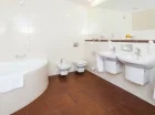 W apartamencie przygotowano przestronną łazienkę z wanną