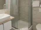 Oraz łazienkę z wanną lub kabiną prysznicową