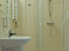 W każdym pokoju znajduje się łazienka z prysznicem i suszarką