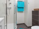 Łazienki posiadają kabiny prysznicowe, ręczniki i suszarki do włosów