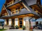 Dworek nawiązuje do stylistyki podhalańskiej oraz akcentów łowieckich