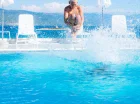 Hotel z basenami znajduje się bezpośrednio nad Adriatykiem, przy plaży