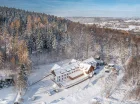 Hotel jest położony w zaciszu sosnowego lasu w Górach Izerskich