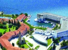 Hotel znajduje się nad samym morzem i posiada prywatną plażę